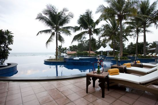 Radisson Blu Resort, Temple Bay Mamallapuram in Mahabalipuram:  Infinity Pool Late Evening