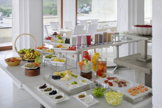 RAAS Devigarh à Udaipur:  Breakfast at The Restaurant
