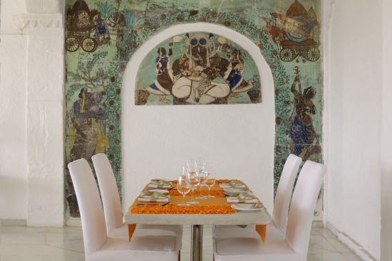 RAAS Devigarh à Udaipur:  The Restaurant-With Marigold