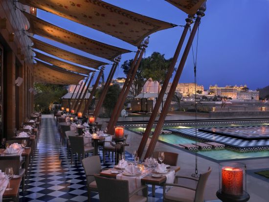 The Leela Palace à Udaipur:  Alfresco Dining outside The Dining Room