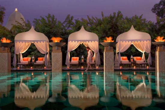 The Leela Palace à Udaipur:  evening pool