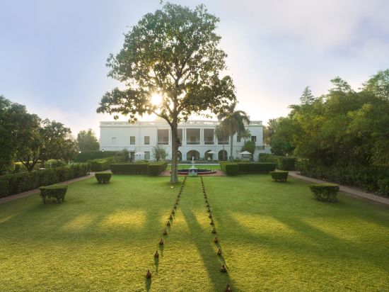 Taj Nadesar Palace à Varanasi:  Facade & garden