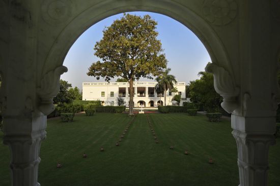 Taj Nadesar Palace à Varanasi:  Facade & garden