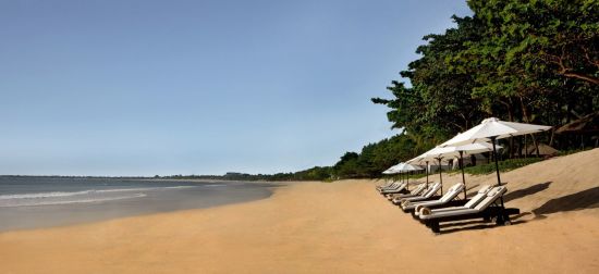 InterContinental Bali Resort in Südbali:  Jimbaran Beach with Sun Loungers