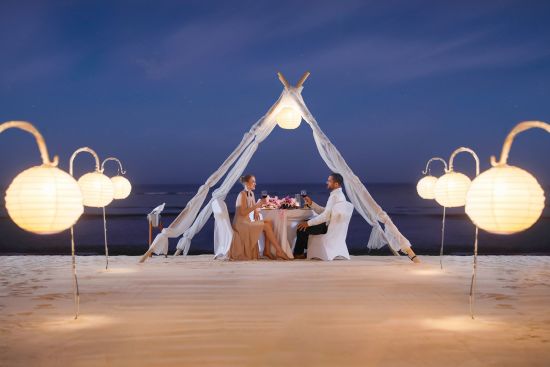 Nusa Dua Beach Hotel & Spa-Handwritten Collection in Südbali:  Romantic Dinner