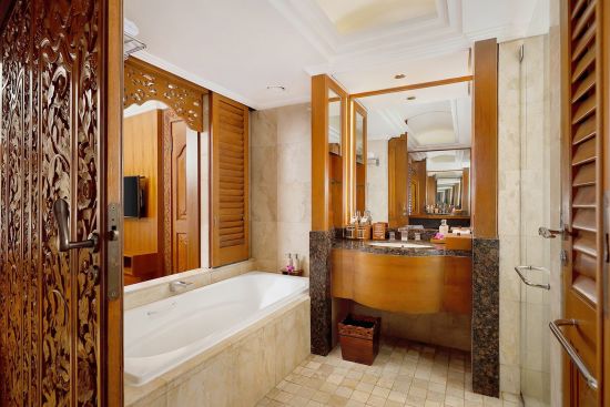 Nusa Dua Beach Hotel & Spa-Handwritten Collection in Südbali:  Palace Club | Bathroom