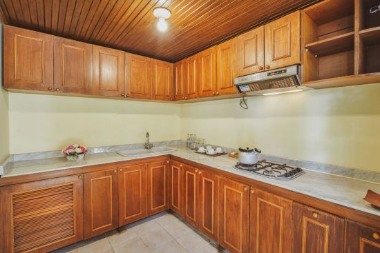 Puri Bagus Lovina in Nordbali:  Deluxe Suite with Plunge Pool | Kitchen