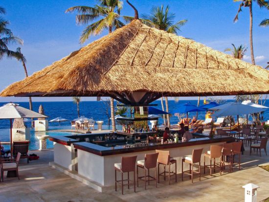 Siddhartha Oceanfront Resort & Spa in Ostbali:  Pool Bar