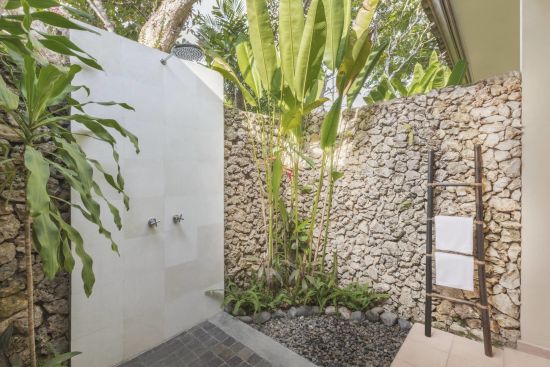 The Pavilions Bali à Sud de Bali:  Garden Villa | outdoor shower