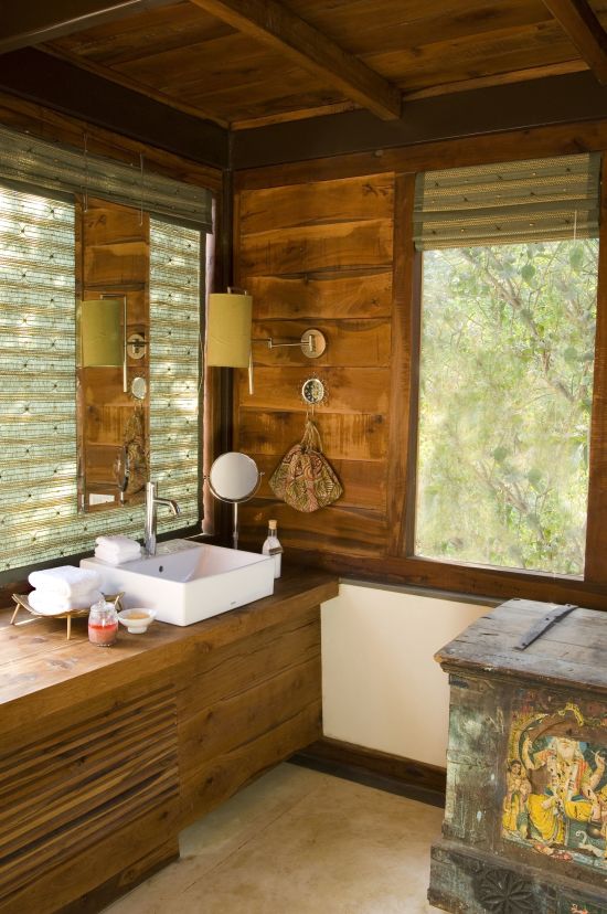 Baghvan, A Taj Safari à Pench:  Colonial Bungalow with Machaan | Bathroom