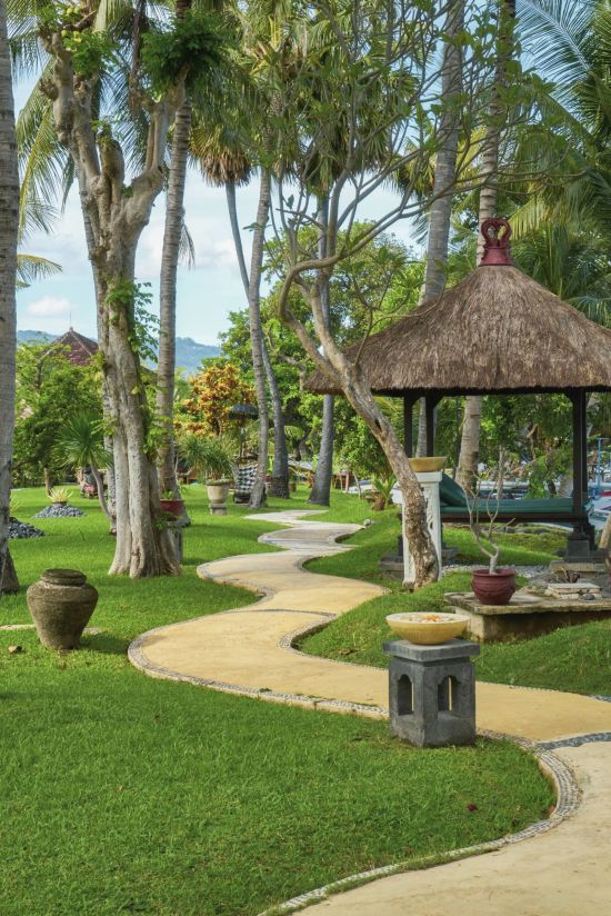 Puri Bagus Lovina in Nordbali:  Pathway Garden