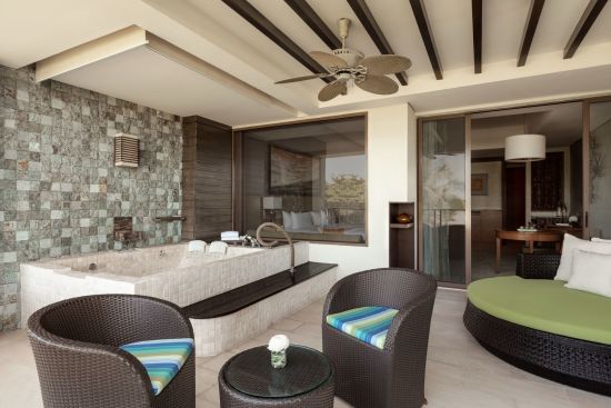 Shangri-La Rasa Ria in Kota Kinabalu:  Junior Suite Garden View / Ocean Wing | Balcony