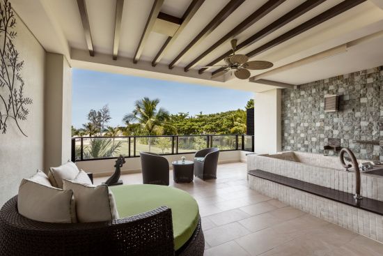 Shangri-La Rasa Ria in Kota Kinabalu:  Junior Suite Garden View / Ocean Wing | Balcony