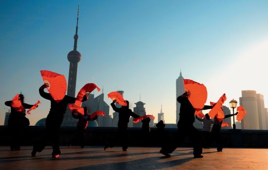 Flussfahrt auf dem Huangpu in Shanghai: Traditional Chinese dance with fans in Shanghai