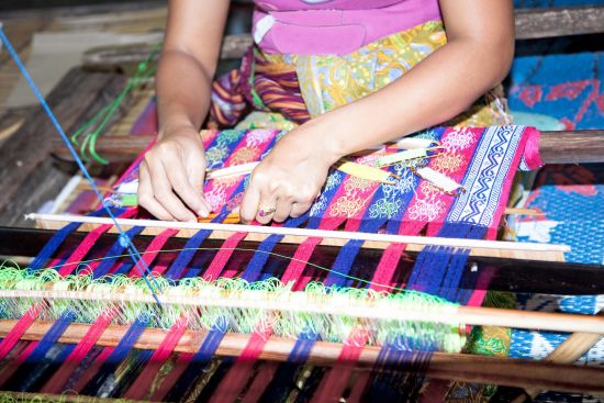 La culture des Sasak à Lombok: Lombok Sasak Weberin
