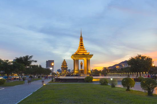 Stadtrundfahrt mit dem Tuk-Tuk in Phnom Penh: Phnom Penh King Father Norodom Sihanouk Statue