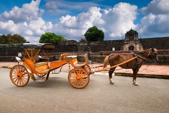Tour de ville de Manille avec déjeuner: Manila Horse Drawn Carriage parking in front of Fort Santiago