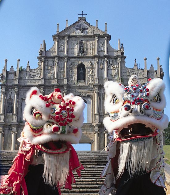 Macau in Hong Kong: Dragons in front of Sao Paulo cathedrale