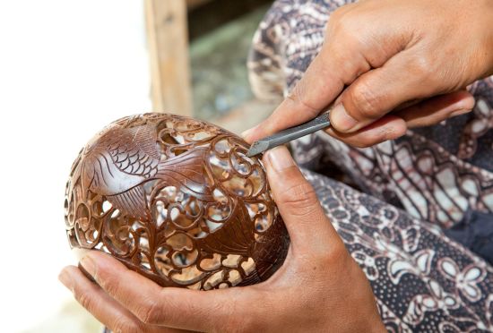 Kunst und Handwerk in Ubud: Bali coconut carving