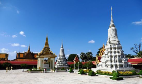 Tour de ville sur une journée de Phnom Penh: Phnom Penh Place in front of the Silver Pagoda
