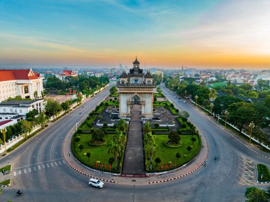 Stadtrundfahrt Vientiane: Patuxai from above