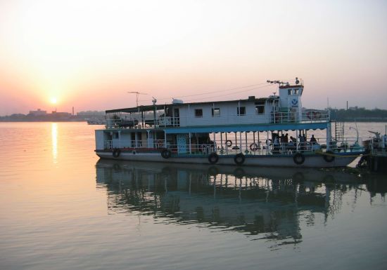 Sonnenuntergang auf dem Hooghly Fluss in Kolkata: Kolkata Hooghly River (Gallus)