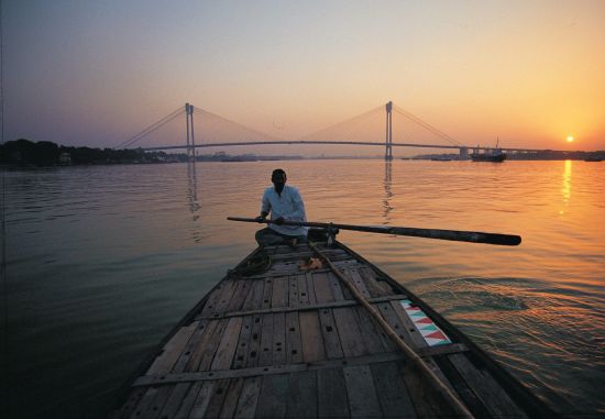 Sonnenuntergang auf dem Hooghly Fluss in Kolkata: Kolkata Hooghly River