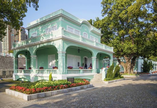 Macao historique & moderne: Old portuguese style colorful house in Taipa Macau