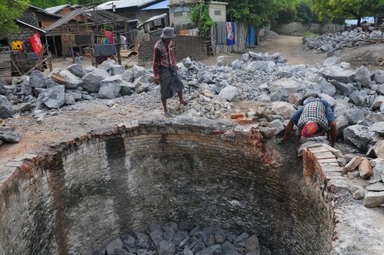 Ursprüngliches Dorfleben am Dohtawaddy Fluss in Mandalay: slake lime production