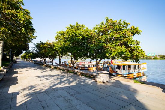 Kaiserliches Grabmal bei Hue: Hue Dragon Boats situated on Perfume River