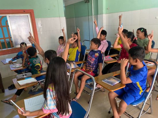 Kontrastreiches Phnom Penh: Kids at school