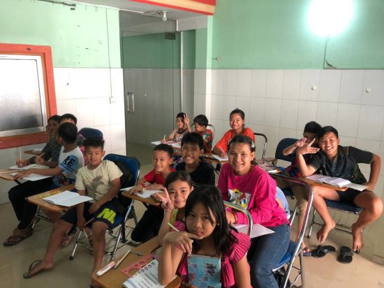 Kontrastreiches Phnom Penh: School kids