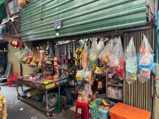 Kontrastreiches Phnom Penh: Kiosk