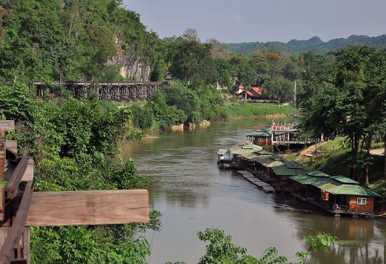 Brücke am Kwai und Elefanten Erlebnis in Bangkok: River Kwai: floating bungalows and death railway