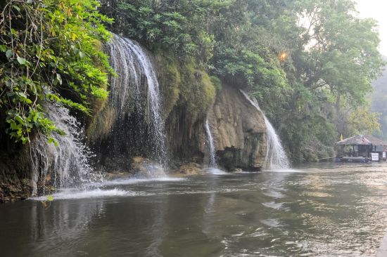 Brücke am Kwai und Elefanten Erlebnis in Bangkok: Waterfall River Kwai