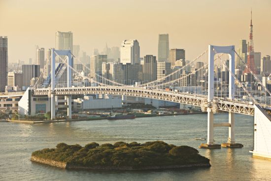 Tokio auf zwei Rädern entdecken: Tokyo Rainbow Bridge over the Tokyo Bay