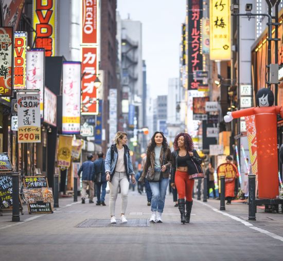 Découvrez les quartiers tendance de Tokyo: People walking in Shibuya District