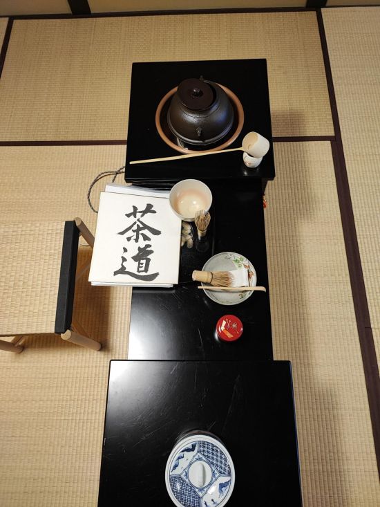 Vivre la cérémonie traditionnelle du thé à Kyoto: Tea Ceremony Table setting