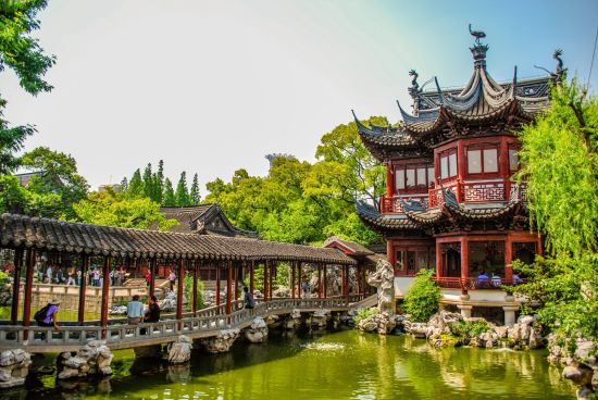 Fascination de Shanghai - Tradition & modernité: Shanghai Yu Yuan Tea Garden with covered bridge