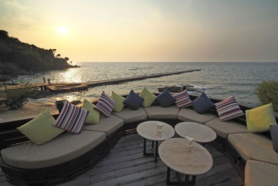 Paradee in Ko Samed:  beach: f&b: Sunset Bar
