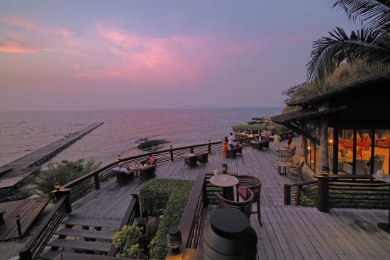 Paradee in Ko Samed:  beach: f&b: Sunset Bar
