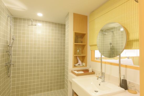 Paradise Beach Resort in Ko Samui:  Grand Deluxe Double | Bathroom