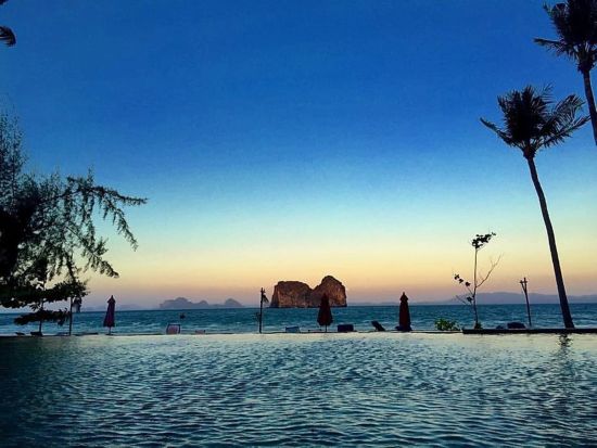Thanya Resort in Ko Ngai:  Pool and Sea