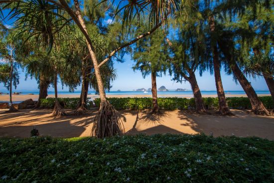 Tup Kaek Sunset Beach Resort in Krabi:  Garden and Beach