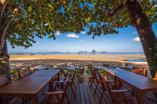 Tup Kaek Sunset Beach Resort in Krabi:  Red Leaf Beach Bar