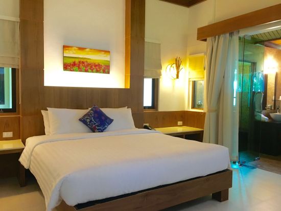 Tup Kaek Sunset Beach Resort in Krabi:  Deluxe Jacuzzi