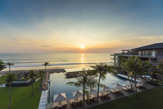 Alila Seminyak à Sud de Bali:  Panorama Sunset over Main Pool