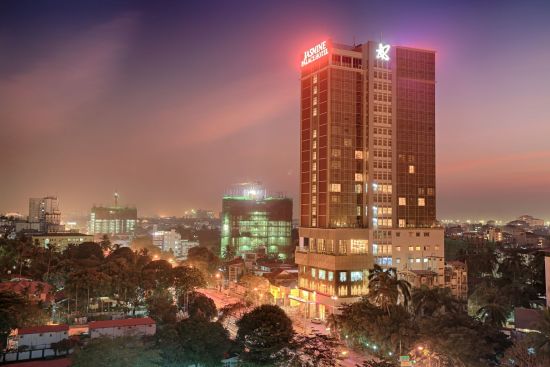 Jasmine Palace à Yangon:  Hotelbuilding from outside by night