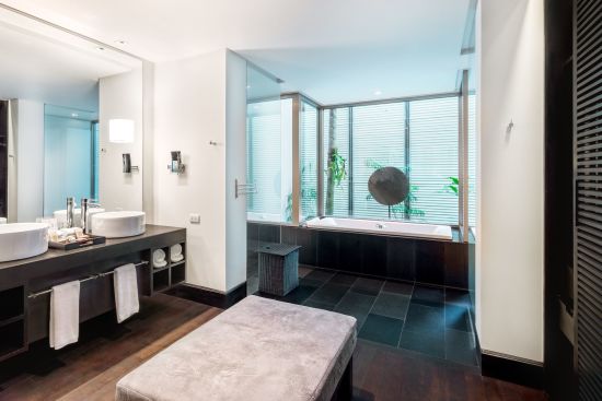 Twinpalms Surin Phuket Resort:  Palm Premium | Bathroom