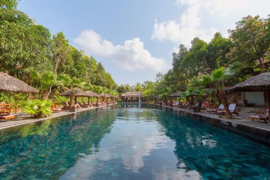 Pilgrimage Village à Hué:  Slope-swimming-pool